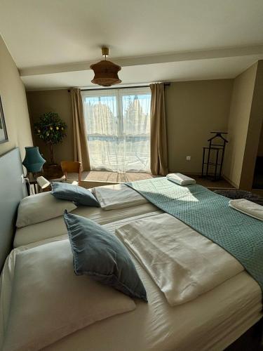 Una cama o camas en una habitación de Nest Natur Hostel