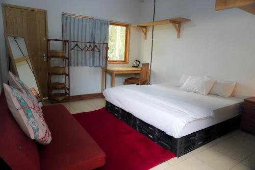 Postel nebo postele na pokoji v ubytování LoTide Surf Camps Lombok