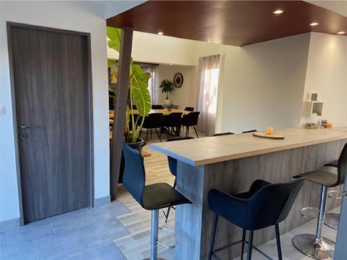 une cuisine et une salle à manger avec un comptoir et des chaises dans l'établissement Au plaisir du lac, à Sainte-Marie-du-Lac-Nuisement 