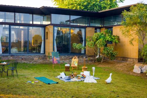 a picnic in the yard of a house at ELIVAAS Hari Bagh 4 BHK Villa with Gaming Zone & Art Nook in Jaipur