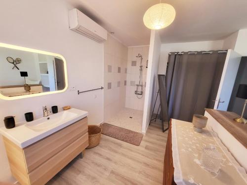 une salle de bain blanche avec un lavabo et une douche dans l'établissement La Villa aux Cyprès bleu, au Thor