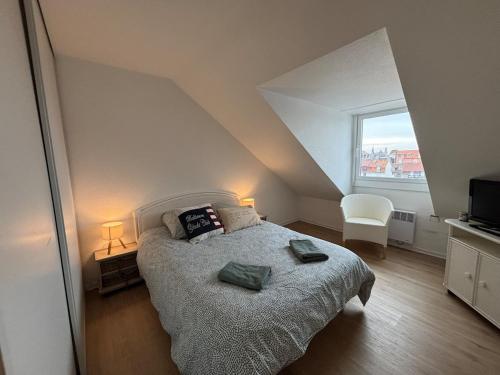 une chambre avec un lit avec deux oreillers dessus dans l'établissement Duplex Blue Marine, à Le Touquet-Paris-Plage