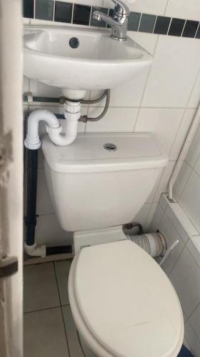 ホーンチャーチにあるDouble room in a shared houseの白いトイレと洗面台のあるバスルーム