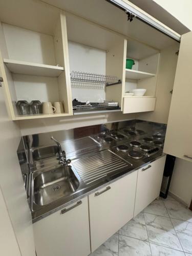 een keuken met een spoelbak en een fornuis bij Milion's House Apartments in Salerno
