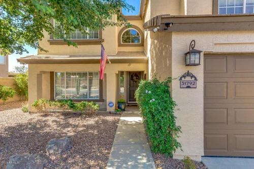 a house with a garage and a flag at Blackfoot San Tan Valley in Queen Creek