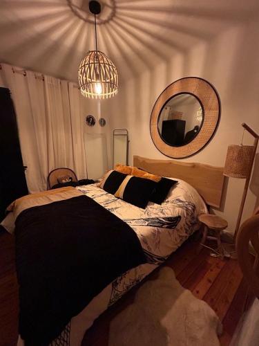une chambre avec un lit et un miroir dans l'établissement Maison Serre Chevalier, à Saint-Chaffrey
