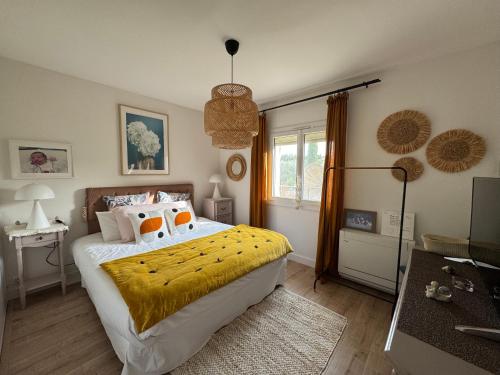 une chambre avec un lit avec une couverture jaune dessus dans l'établissement Villa d Agathe en Provence Graveson, à Graveson