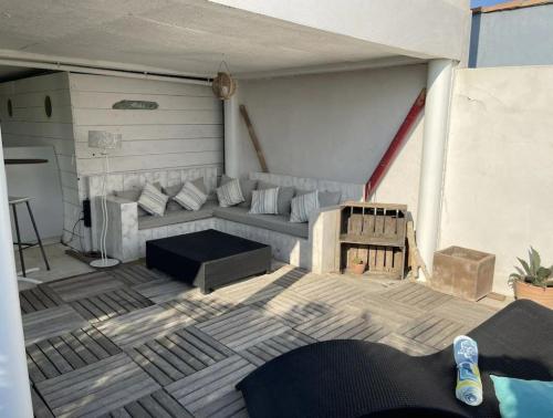 un salon avec un canapé sur la terrasse dans l'établissement Design villa with panoramic pond view and jacuzzi, à Pérols