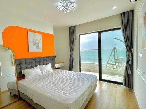 a bedroom with a bed and a view of the ocean at FLC Sea Tower Quy Nhơn-Codotel 5 Sao Giáp Biển-Trung Tâm TP Quy Nhơn in Quy Nhon