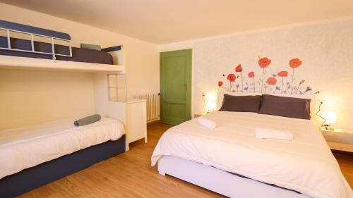 Un pat sau paturi într-o cameră la COZY MOUNTAIN RETREAT - with Garden, Wi-Fi