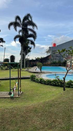 Kolam renang di atau dekat dengan Hotel New Pesona Anggraini