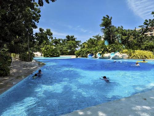 Dominiks quite and Elegant Studio Ocean View Pool at Tambuli Resort High Floorの敷地内または近くにあるプール