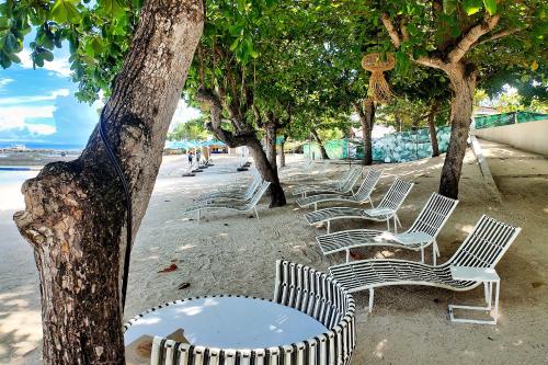 MaribagoにあるDominiks quite and Elegant Studio Ocean View Pool at Tambuli Resort High Floorのギャラリーの写真