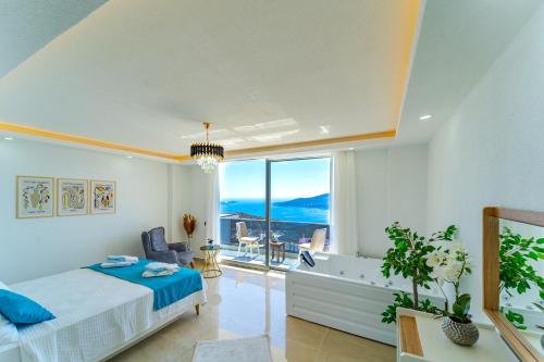 Un pat sau paturi într-o cameră la Stunning Sea View Luxury Villa in Kalkan