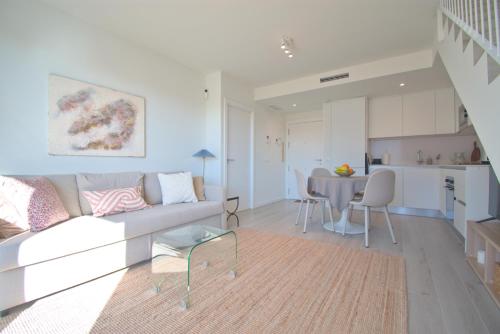 Coastal Chic by Edeal HOMES