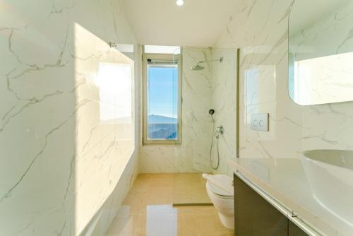 O baie la Stunning Sea View Luxury Villa in Kalkan