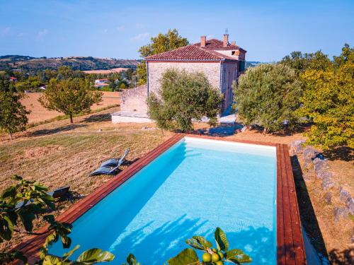 - une vue sur la piscine en face d'une maison dans l'établissement Casa Lounell, à Graulhet