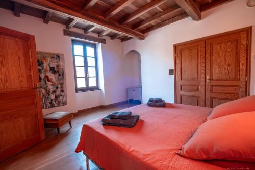 une chambre avec un lit avec deux sacs dessus dans l'établissement Casa Lounell, à Graulhet