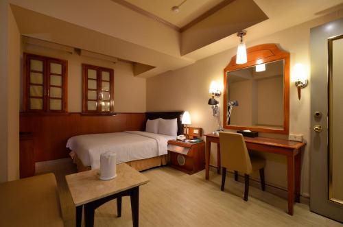 Llit o llits en una habitació de Goodness Hotel