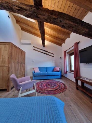 a living room with a blue couch and a tv at Casa RESEGONE in Malgrate