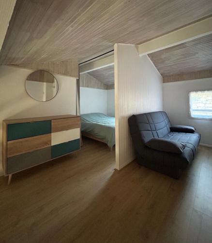 Cette petite chambre comprend un canapé et un lit. dans l'établissement Joli Mazet, piscine, vue mer, à Cavalaire-sur-Mer