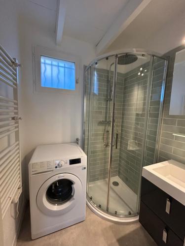 La salle de bains est pourvue d'un lave-linge et d'une douche. dans l'établissement Joli Mazet, piscine, vue mer, à Cavalaire-sur-Mer