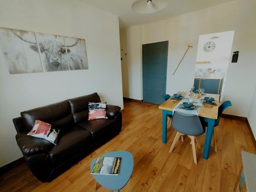 un salon avec un canapé et une table dans l'établissement Le Pavin confort - Résidence de Michèle Murol, à Murol