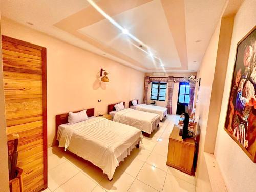 Postel nebo postele na pokoji v ubytování Phố Núi resort onsen & spa