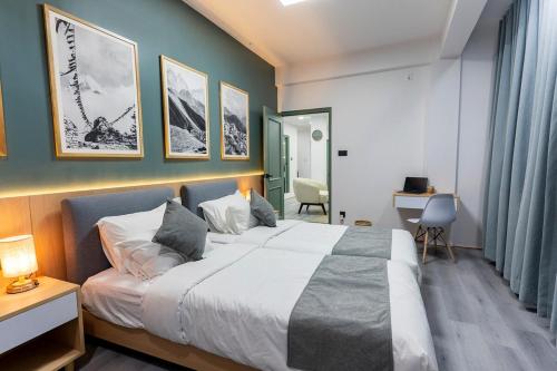 Ένα ή περισσότερα κρεβάτια σε δωμάτιο στο Modern 2BR Apartment in Kathmandu Putalisadak 4