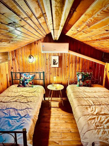 a bedroom with two beds and a table in it at Villa avec Spa & Sauna, Évasion in Béziers