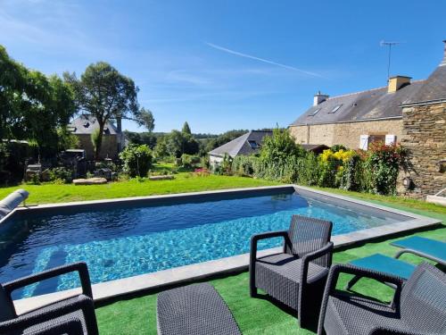 - une piscine avec des chaises et une cour dans l'établissement La Moutonne des Landes de Lanvaux, à Saint-Jacut-les-Pins