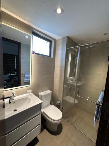 ein Badezimmer mit Toilette, Waschbecken und Dusche in der Unterkunft Colombo luxury two bedroom Apartments Trizen in Colombo