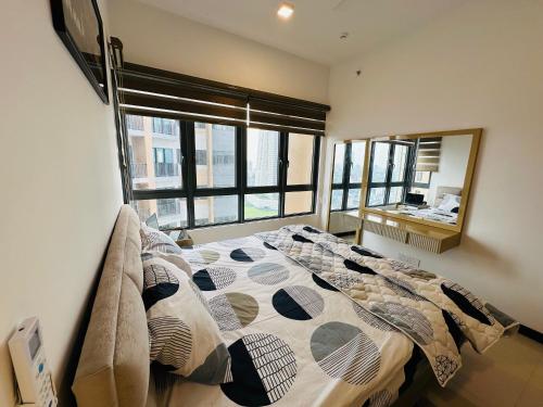 ein Schlafzimmer mit einem Bett und einem großen Fenster in der Unterkunft Colombo luxury two bedroom Apartments Trizen in Colombo