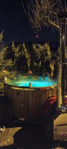 斯维诺乌伊希切Apartamencik Rafi 20m2的晚上在后院的热水浴池里配有蓝色的灯光