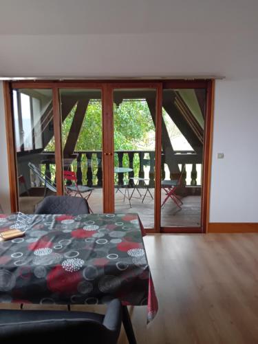 d'une salle à manger avec une table et des portes en verre. dans l'établissement Chambre de la Vigne, à Blesmes
