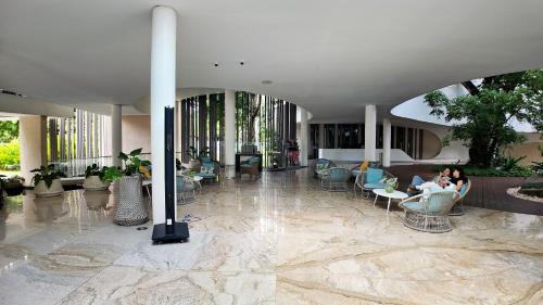 Fotografie z fotogalerie ubytování Dominiks Stylish Resort Gem Ocean View Pool Queen Bed at Tambuli 8 Floor Fast Wifi v destinaci Maribago