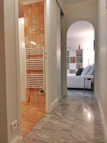 Facing Monaco, Cosy flat with parc & swimmingにあるベッド