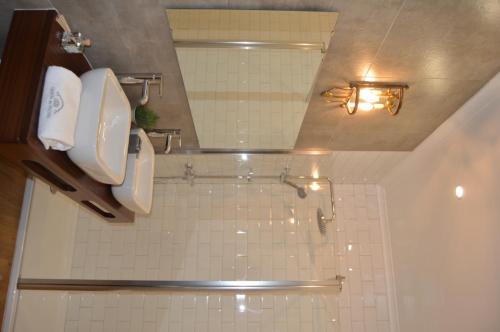 a bathroom with two toilets and a tiled shower at Quinta do Piloto in Palmela