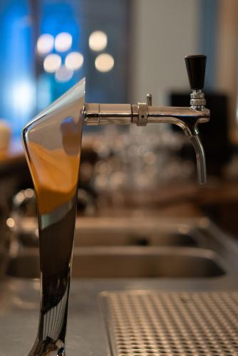 a drink is being poured into a glass at Hotel Brühlerhöhe in Erfurt