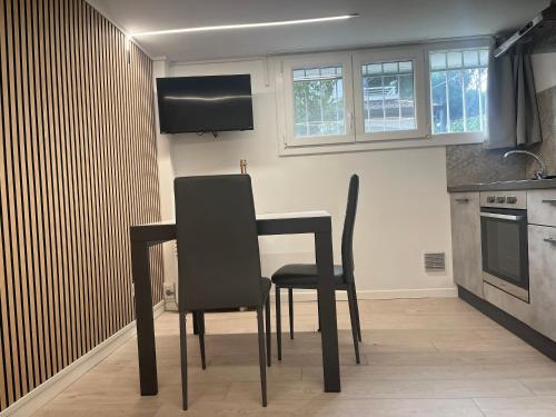 eine Küche mit einem Tisch und 2 Stühlen in der Unterkunft Il Villino Lido Spina - Monolocale 2 persone in Lido di Spina