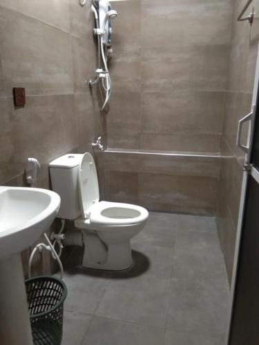 a bathroom with a toilet and a sink at Hotel white house mahiyanganaya in Mahiyangana