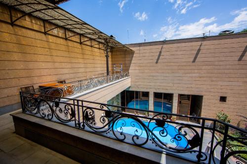 Bazén v ubytování Hajime hotel-hostel nebo v jeho okolí
