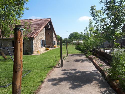 un chemin devant une maison en pierre dans l'établissement Grange rénovée, à Bressuire