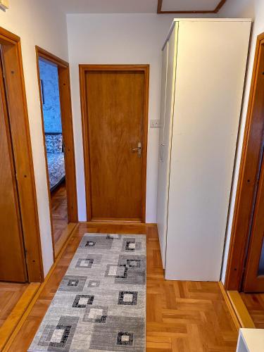 a hallway with a door and a rug at Green Garden Apartments in Surčin