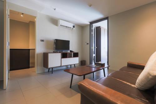 Телевизор и/или развлекательный центр в Balcony Courtyard Sriracha Hotel & Serviced Apartments