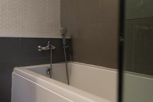 Ванная комната в Balcony Courtyard Sriracha Hotel & Serviced Apartments