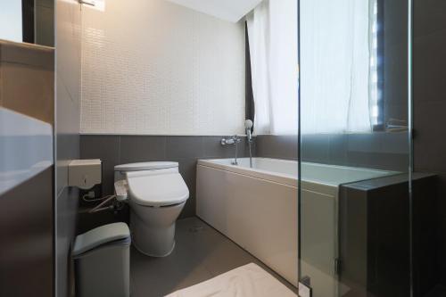 Ванная комната в Balcony Courtyard Sriracha Hotel & Serviced Apartments