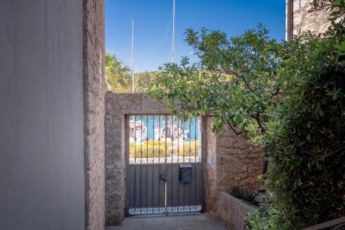 Historic Stone Home On The Seafront With King Beds And Garden