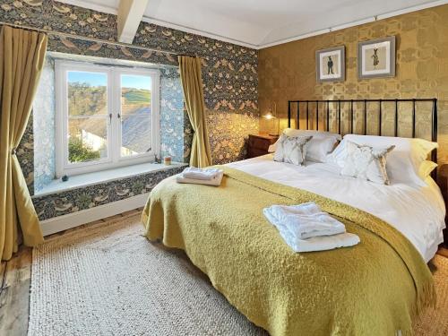 a bedroom with a large bed and a window at Hare and Hounds Exton in Exton