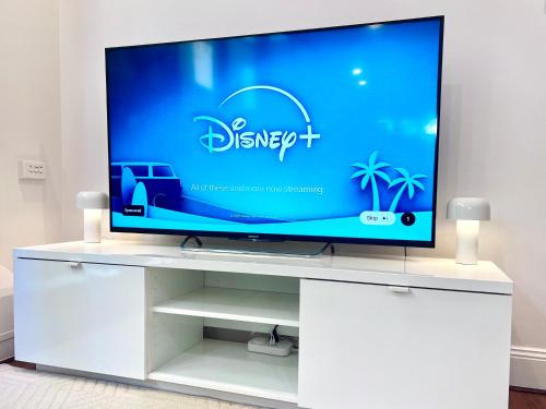 Televisyen dan/atau pusat hiburan di Terrace House with Character at Prime Location